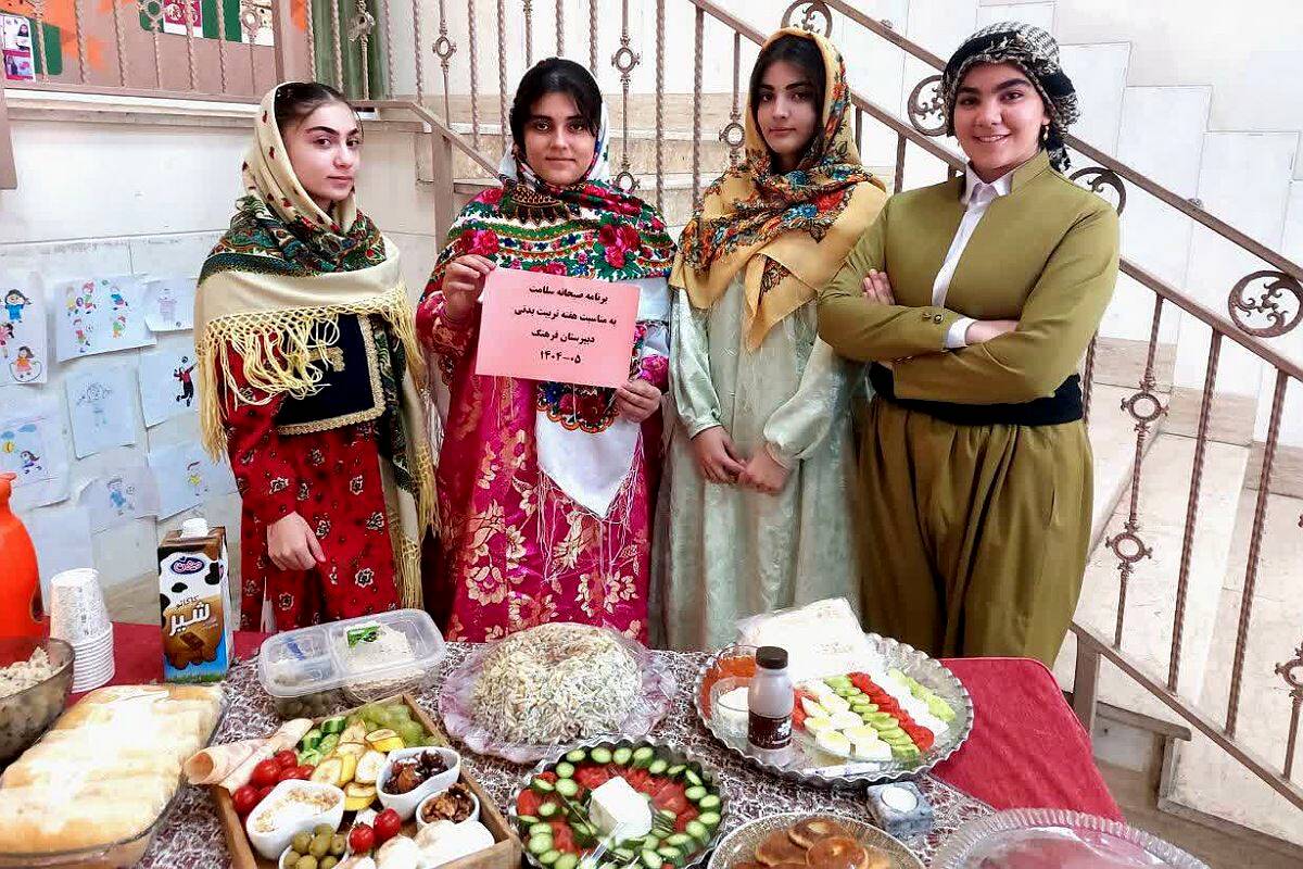صبحی سالم در دبیرستان دخترانه فرهنگ قرچک