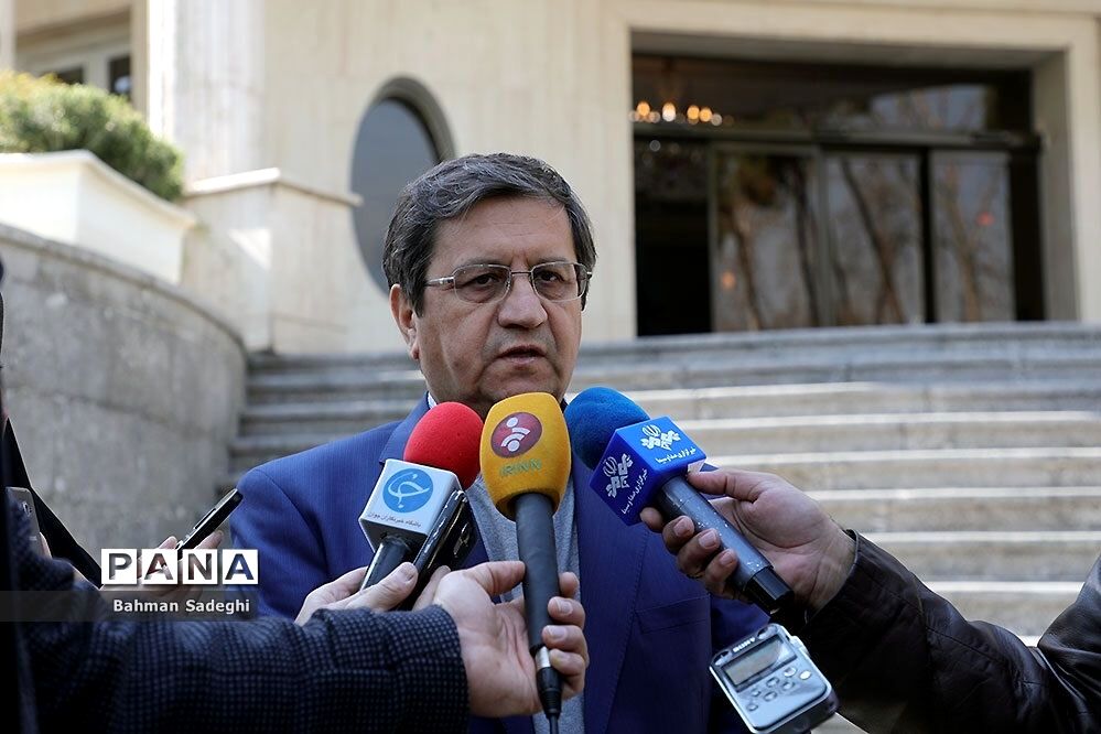همتی: با تورم ۳۰ درصدی نمی‌توان نرخ ارز را ثابت نگه داشت