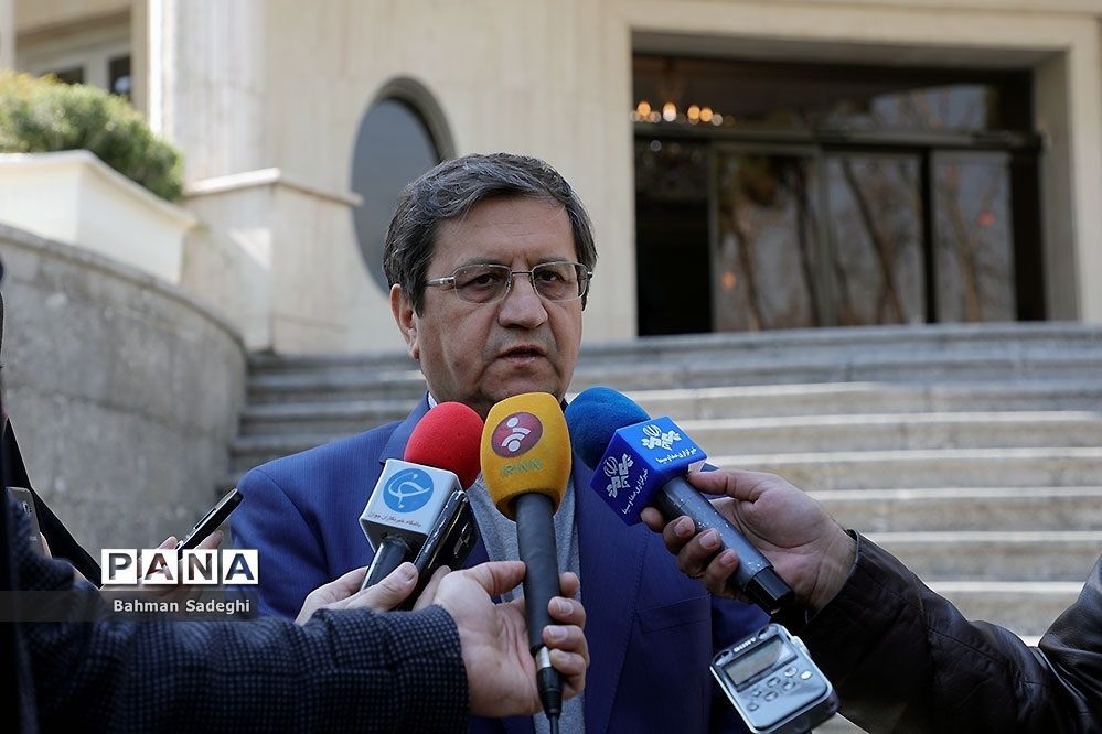 همتی: با تورم ۳۰ درصدی نمی‌توان نرخ ارز را ثابت نگه داشت