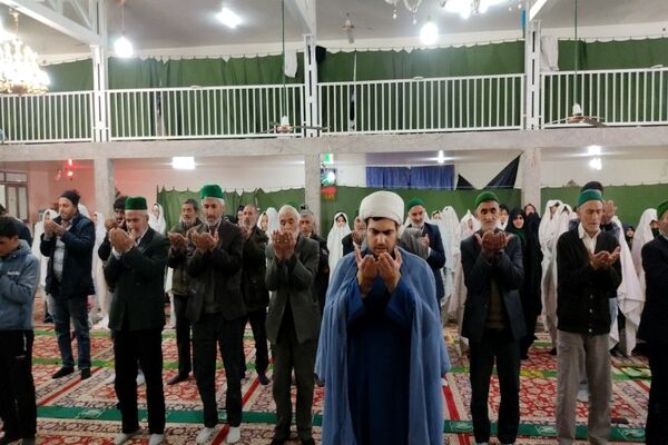اقامه نماز جماعت باحضور معتکفین در مسجد جامع شهر بار نیشابور 