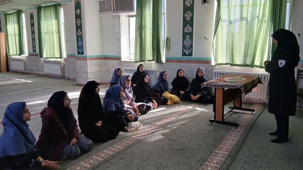 آموزش کمک‌های اولیه مانور زلزله به دانش‌آموزان دبیرستان شهید دهقان