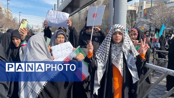 حضور پرشور کودکان در راهپیمایی ۲۲ بهمن