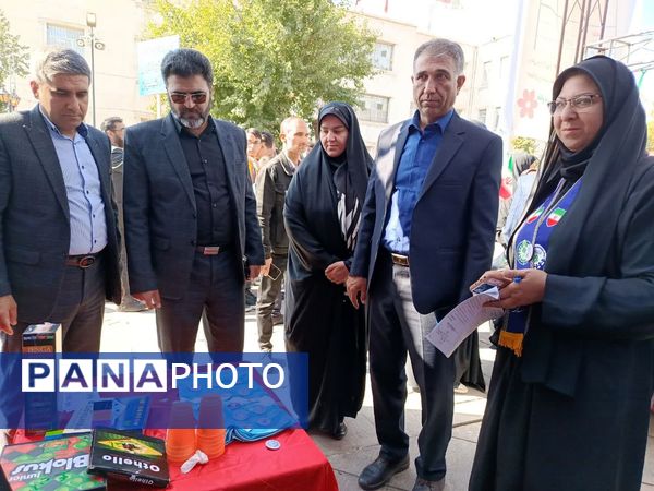 حضور دانش آموزان شیرازی درغرفه‌های فرهنگی راهپیمایی 13 آبان