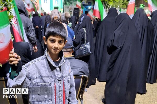 حضور فرهنگیان و دانش آموزان دبستان شهید قلنبر ناحیه دو شهرری در تجمعات شبانه