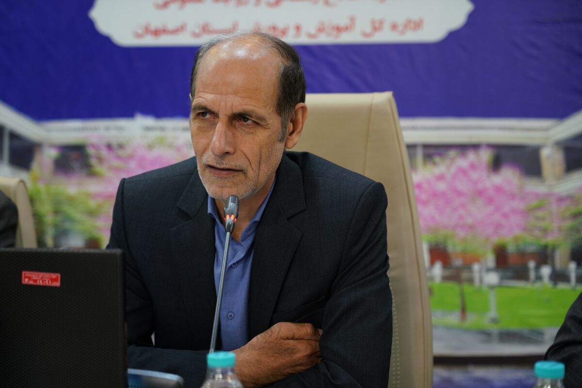 تکریم منزلت معلم، تثبیت هویت ملی و مذهبی جامعه را به‌دنبال دارد
