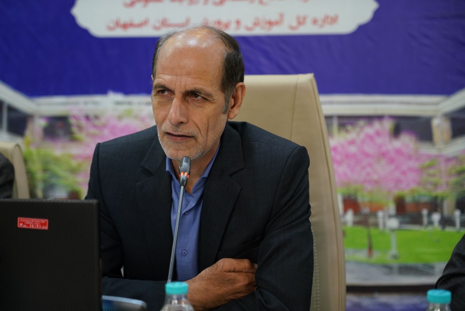 تکریم منزلت معلم، تثبیت هویت ملی و مذهبی جامعه را به‌دنبال دارد