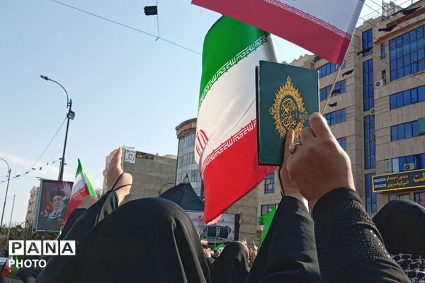 حضور مردم شهرستان رباط‌کریم برای بیعت با سومین رهبر انقلاب