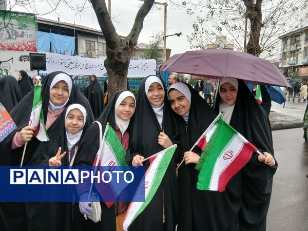 باران عشق وارادت به انقلاب همراه با باران‌ها ی نقره‌ای رشت