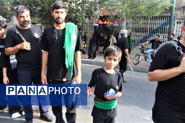 حضور پرشور کودکان قمی در دسته‌های عزاداری روز تاسوعا 