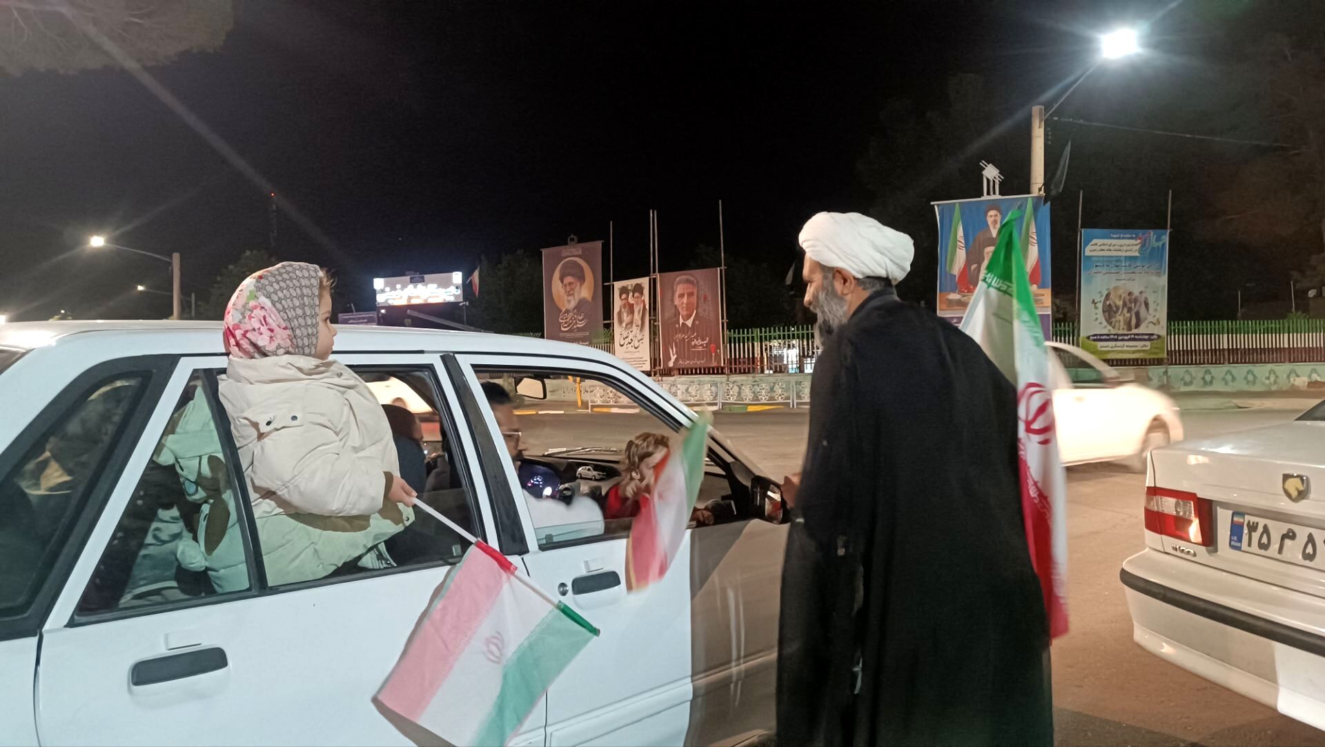 توزیع پرچم جمهوری اسلامی ایران و پوستر امام شهید در کاشمر 