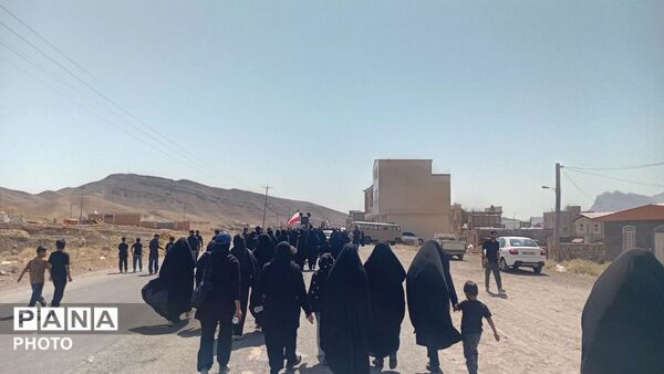 کاروان پیاده روی مردم روستای خاوه و جاماندگان کربلا در روز اربعین حسینی به سمت کربلای ایران 