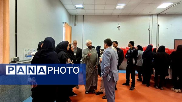 بازدید مسئولان و دانش‌آموزان از نمایشگاه دستاوردهای هنرستان بنت‌الهدی صدر