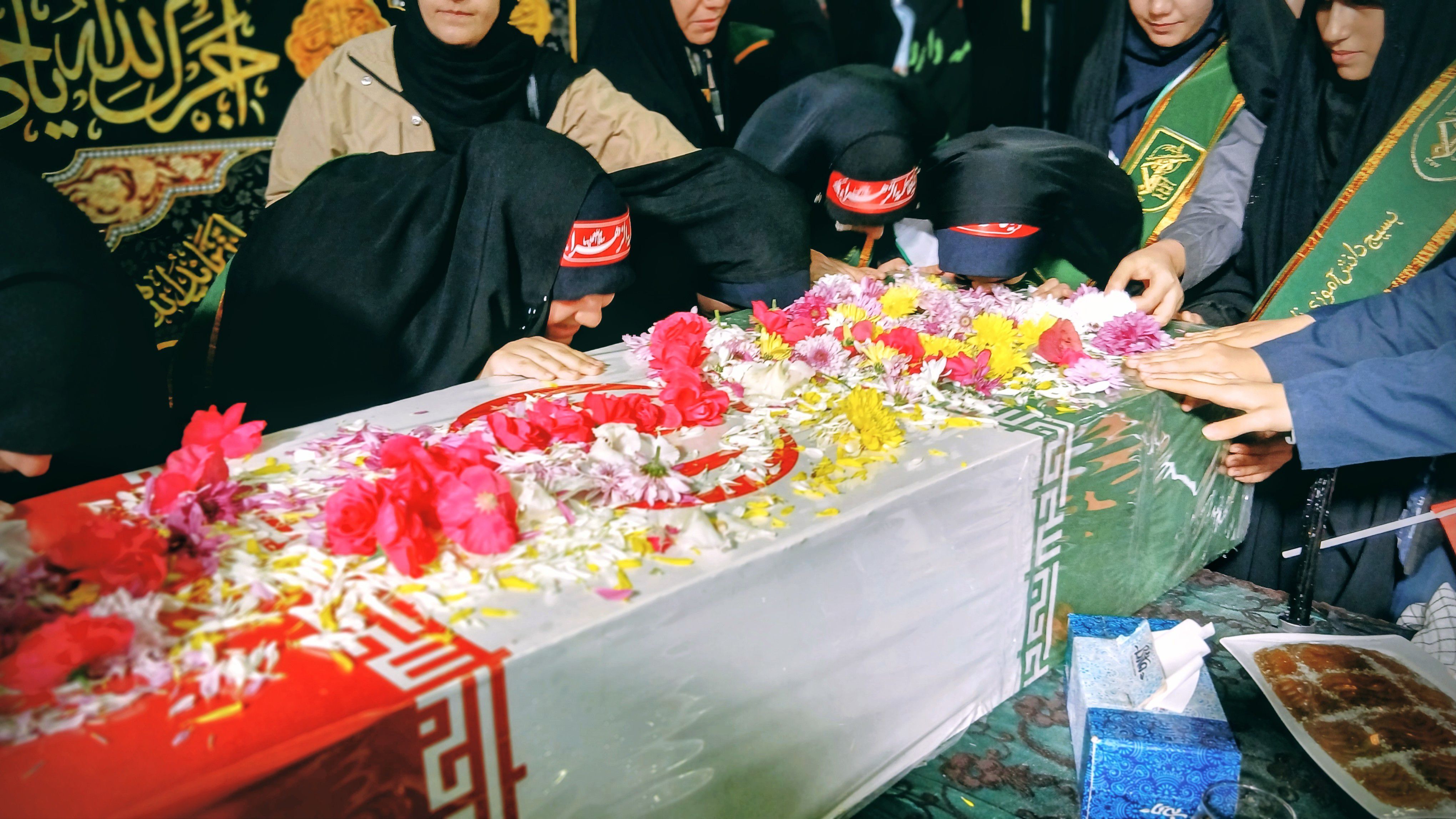 تشییع پیکر شهید گمنام در دبیرستان احمدی روشن شهرستان فردیس 