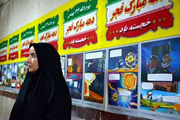 فانوس به دبیرستان حکمت آمد