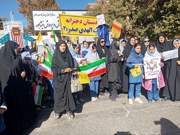 حضور پرشور دانش‌آموزان در راهپیمایی روز ۱۳ آبان