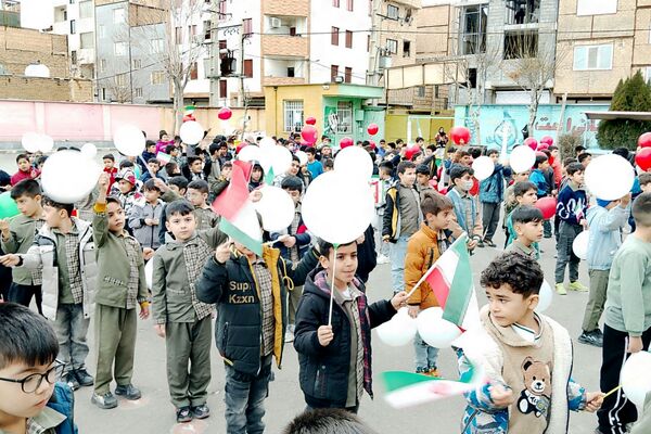 جشن پیروزی انقلاب اسلامی در مدارس رباط‌کریم