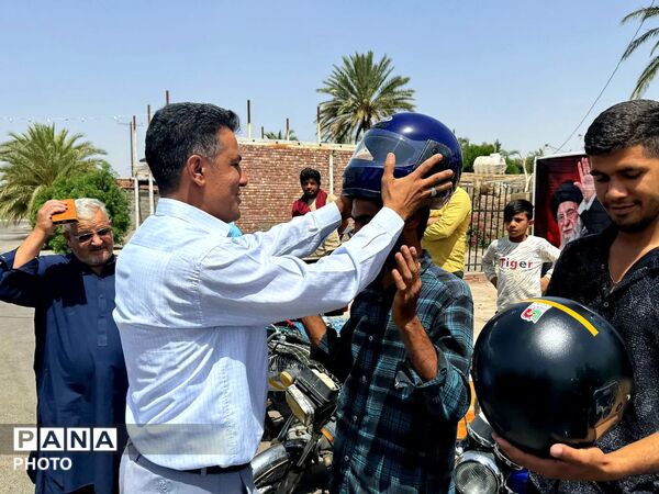 توزیع کلاه ایمنی رایگان به راکبین موتور سیکلت روستای نعمت آباد 
