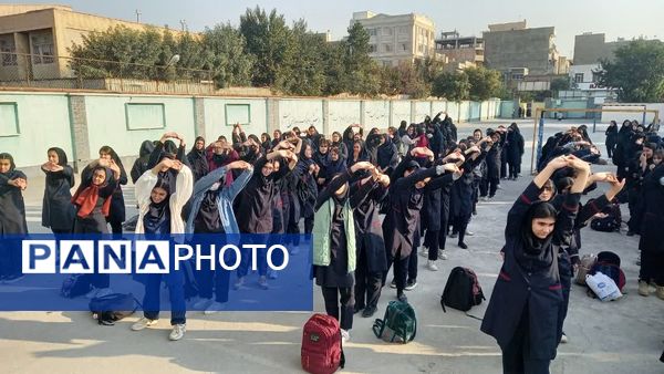 مراسم صبحگاهی در دبیرستان دخترانه عصمت اسلامشهر