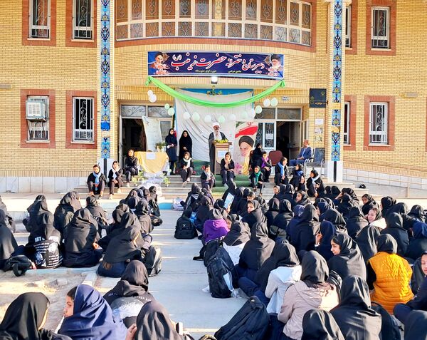 جشن میلاد حضرت زینب در دبیرستان حضرت زینب 