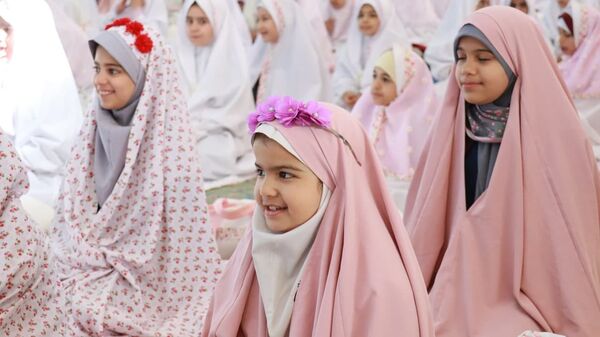  جشن عبادت ۱۵۰۰ دانش‌آموز دختر میبدی در هفته گرامیداشت امور تربیتی و تربیت اسلامی