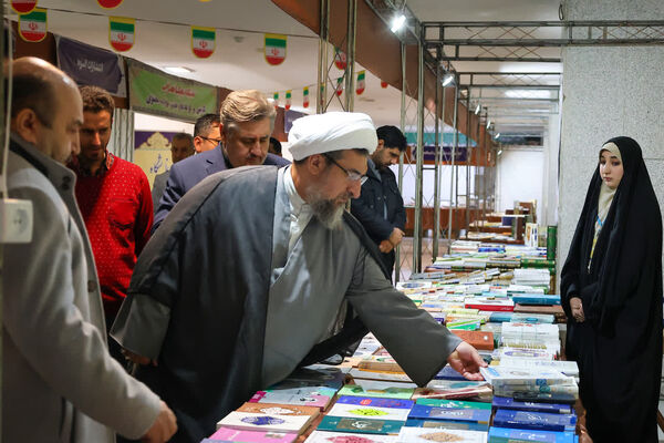 بازدید نماینده ولی فقیه در استان آذربایجان شرقی از نمایشگاه قرآن و عترت