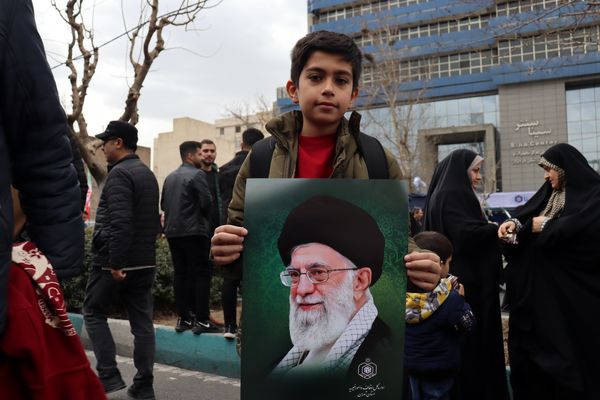٢٢ بهمن؛ روزى که دلها با قدم‌‌ها یکى میشود