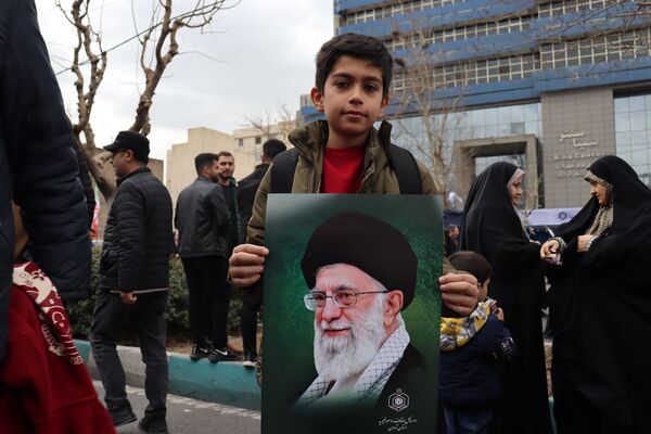 ٢٢ بهمن؛ روزى که دلها با قدم‌‌ها یکى میشود