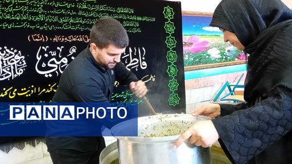 طبخ آش نذری به‌مناسبت شهادت حضرت فاطمه(س) در آموزشگاه مولوی کمیجان