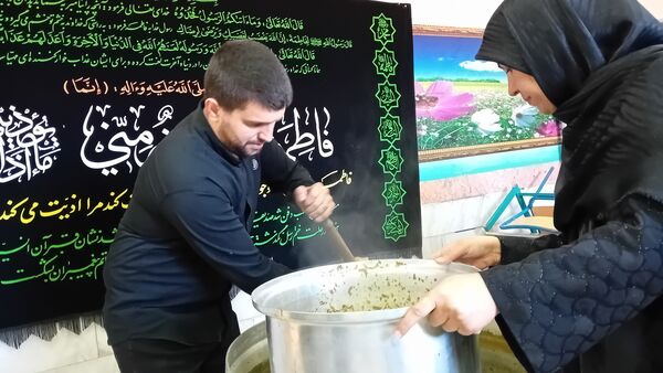 طبخ آش نذری به‌مناسبت شهادت حضرت فاطمه(س) در آموزشگاه مولوی کمیجان