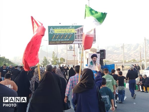از پرچم ایران تا قاب شهدا؛ روایت دلدادگی در مسیر حسینی