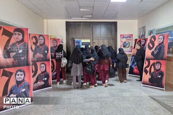 حضور پرشور دانش‌آموزان هنرستان کبری زرگران ملارد در مسابقات لیگ برتر فوتسال بانوان