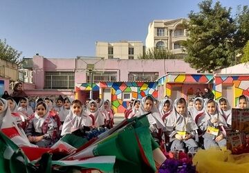 جشن شکوفه‌ها فرصتی برای آشنایی کلاس اولی‌ها با مدرسه  است