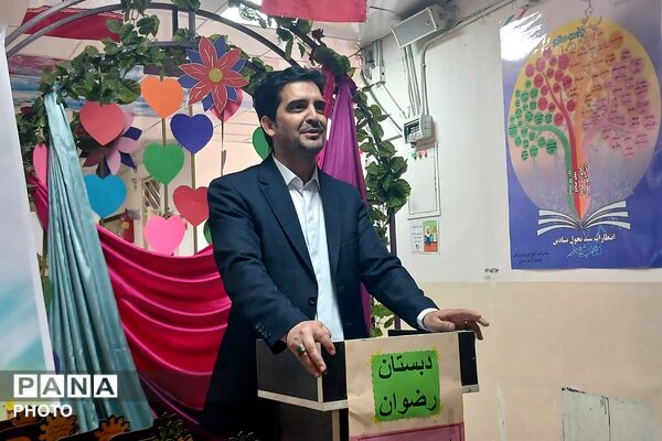 تجلیل از برگزیدگان جشنواره هنری فردا و المپیاد ورزشی در دبستان رضوان بهارستان‌دو
