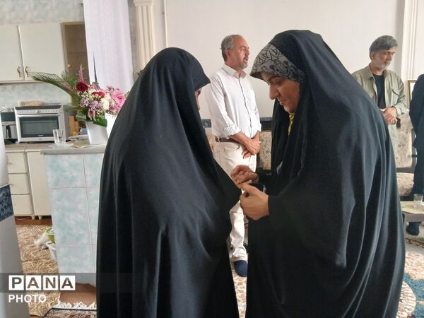 دیدار رئیس سازمان دانش آموزی یزد با خانواده شهید «محمدرضا آروز»