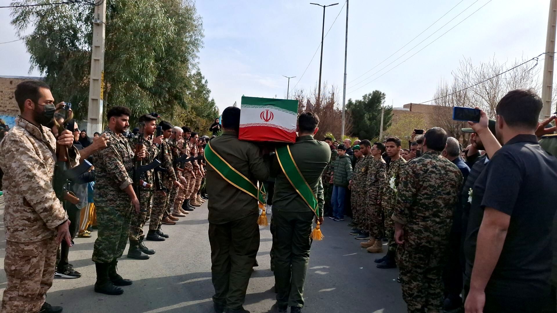 مراسم وداع و تشیع پیکر مطهر شهید محمد مهدی زواره ای در روستای طغان و امامزاده هادی شهر جوادآباد