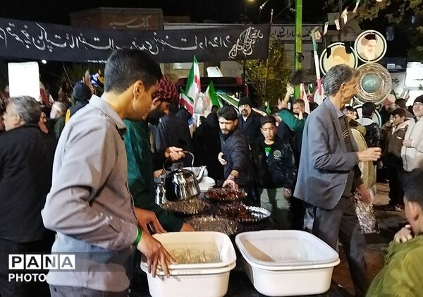 گذری بر فعالیت چایخانه فاطمه الزهرای نیشابور در مراسم چهلم رهبر شهید و شهدای میناب
