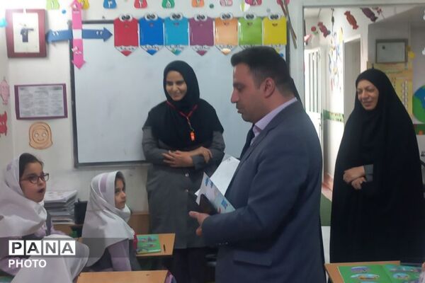 بازدید مدیر اداره تعلیم و تربیت شهرستانهای استان تهران از کودکستان فدک ناحیه دو شهرری 