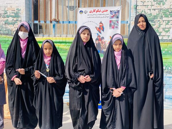 نواختن زنگ جشن نیکوکاری در دبستان زینب قهرمانی مه ولات