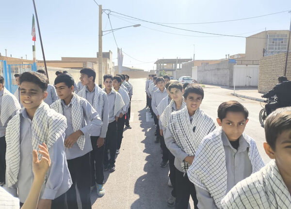 حضور پرشور دانش‌آموزان مدارس خاتم در راهپیمایی ۱۳ آبان 