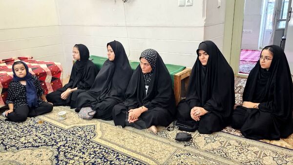 ادای احترام خبرنگاران پانا به مقام شهید جلال اقبال در چهل وششمین دیدار با خانواده شهدا