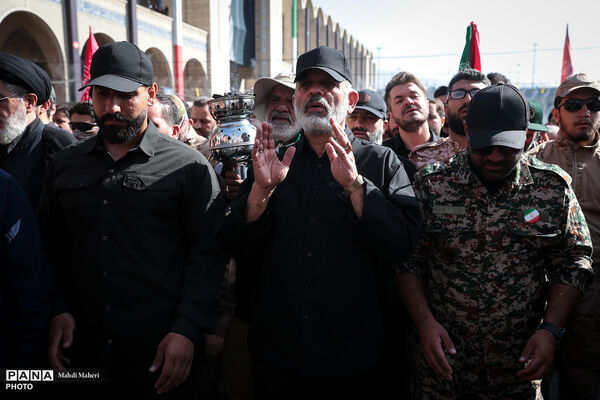 اقامه نماز بر پیکر مطهر رهبر شهید انقلاب و شهدای خانواده ایشان-2