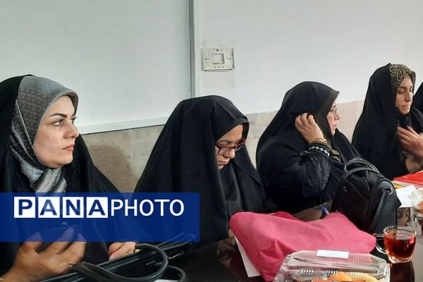 جلسه قطبی مدیران ابتدایی در دبستان شهید دکتر چمران ناحیه دو شهرری 