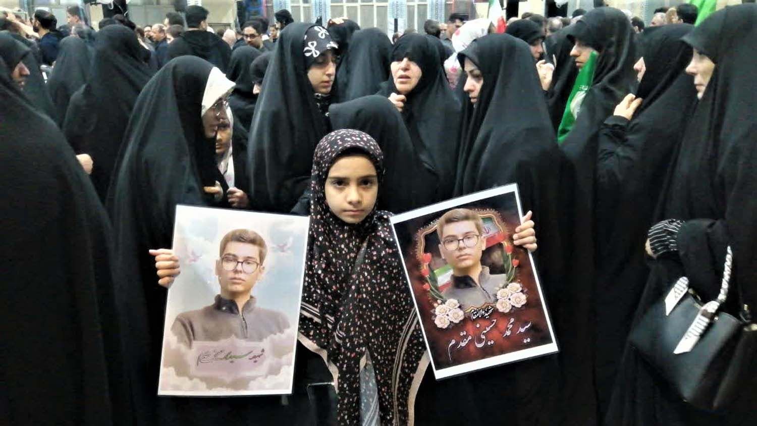 وداع اهالی منطقه بنیاد قم با پیکر مطهر دانش‌آموز شهید «حسینی مقدم»