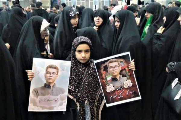 وداع اهالی منطقه بنیاد قم با پیکر مطهر دانش‌آموز شهید «حسینی مقدم»