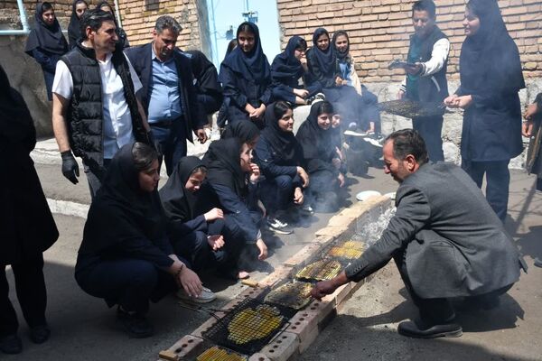 کارگاه طبخ آبزیان در دبیرستان میر فتح‌اله سید زنوزی شهر زنوز 