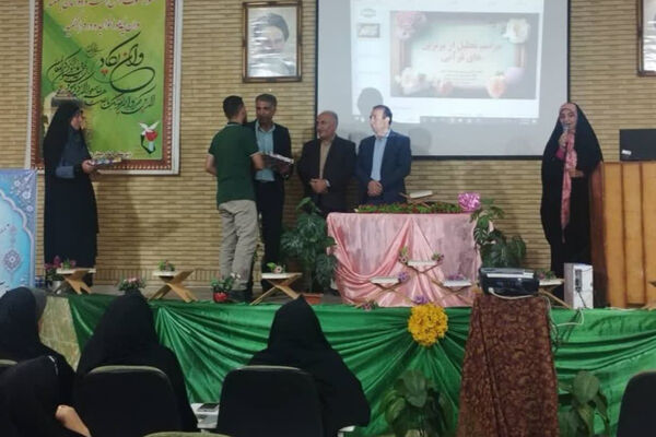 تقدیر از مدیران قرآنی ناحیه چهار شیراز در دبیرستان شاهد ۱۴