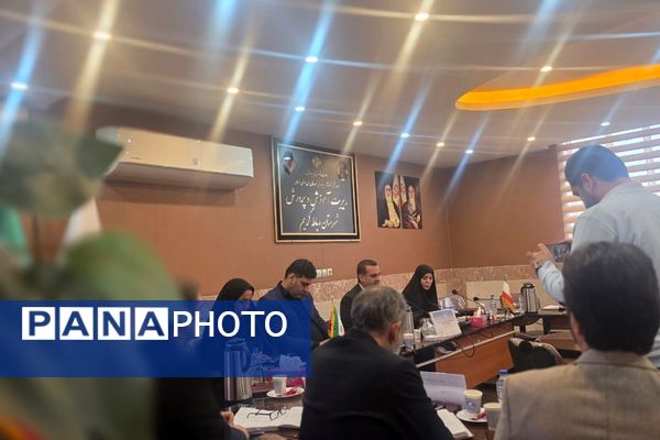 نشست هم‌اندیشی معاونین آموزش متوسطه در اداره رباط‌کریم