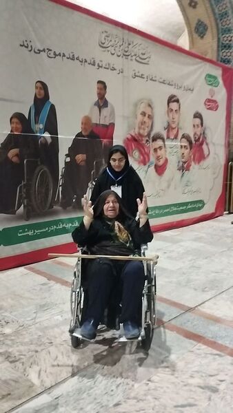 خدمت جوانان هلال‌احمر همدان به زائران رضوی در طرح ملی «قدم به قدم در مسیر بهشت»