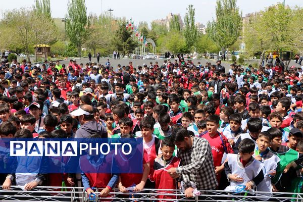 بزرگ‌ترین همایش طناب‌زنی دانش‌‌آموزی در تبریز