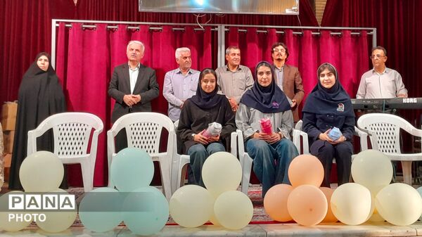 جشن ستارگان و تجلیل از شاگردان برتر آموزشی و فرهنگی دبیرستان شاهد بحرینیان ناحیه۴ 